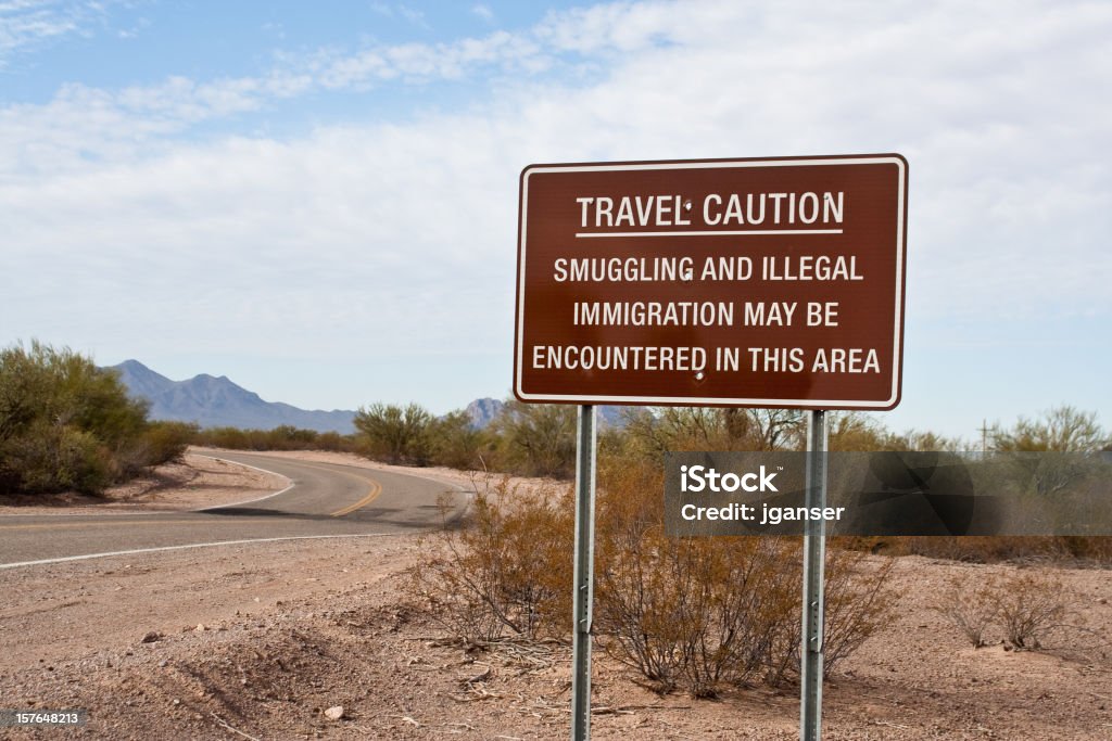 La inmigración ilegal de señal - Foto de stock de Arizona libre de derechos
