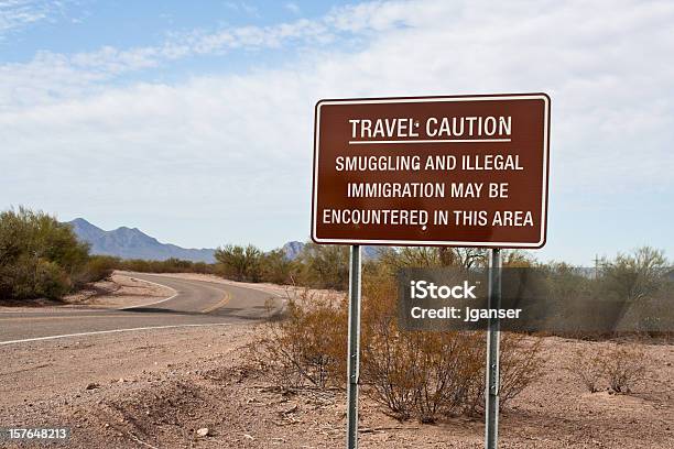 La Inmigración Ilegal De Señal Foto de stock y más banco de imágenes de Arizona - Arizona, Violencia, Color - Tipo de imagen