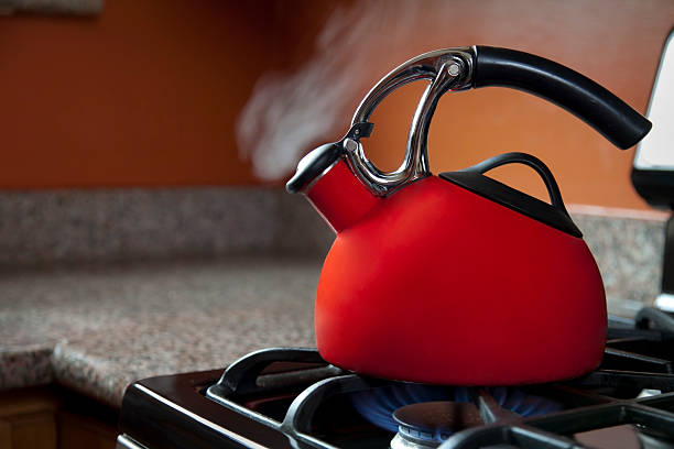 блестящий красный чайник - чайник стоковые фото и изображения