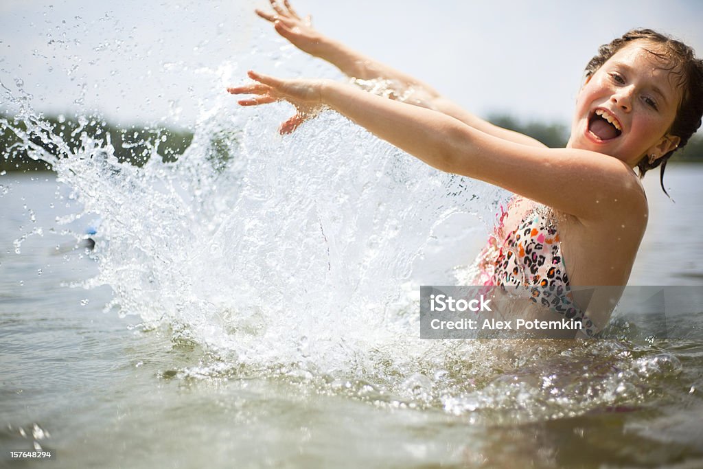Kleine Mädchen spielen im Wasser auf den See - Lizenzfrei Kind Stock-Foto