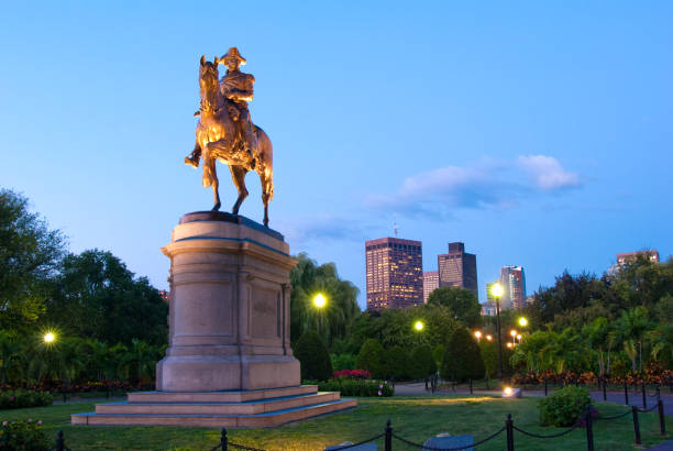 estatua de george washington en jardín público por la noche - boston common fotografías e imágenes de stock