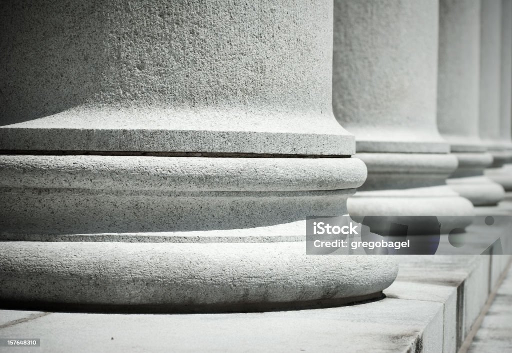 Low vue sur les colonnes En rang - Photo de Abstrait libre de droits