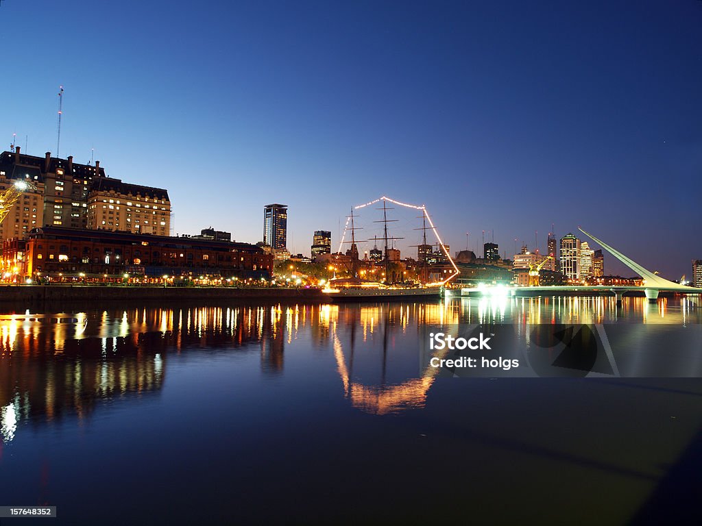 Cidade de Buenos Aires, Puerto Madero, à noite - Foto de stock de Buenos Aires royalty-free