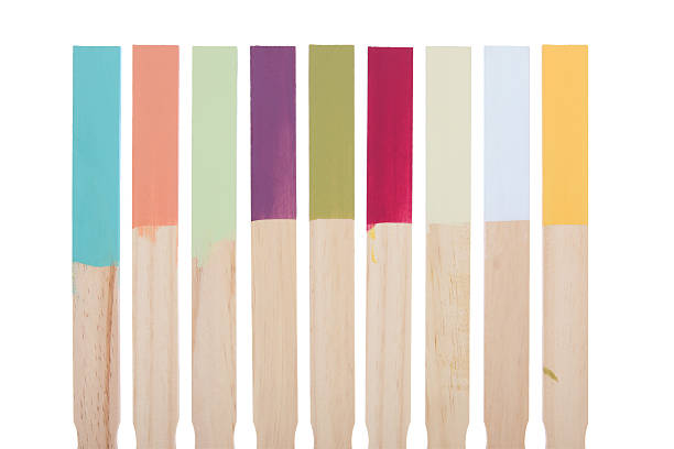 colore vernice mescolare stick campioni di clipping path - paint mixing stick foto e immagini stock