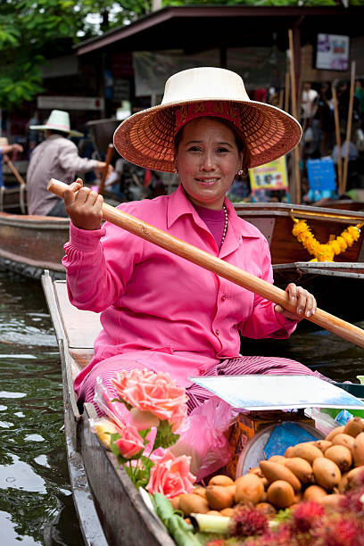 fornitore di frutta al mercato galleggiante di damnoen saduak, tailandia. - editorial in a row national landmark famous place foto e immagini stock