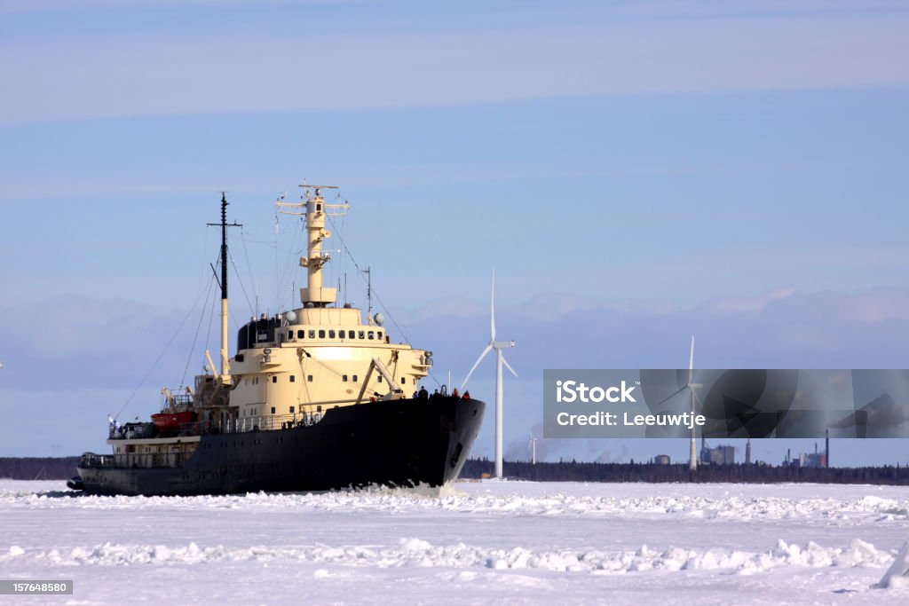 ice breaker ploughing в icefield, ветер турбины в арктическом среды - Стоковые фото Арктика роялти-фри