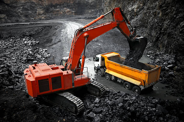 Mining Excavator working in a Mineral quarry. copper mine stock pictures, royalty-free photos & images