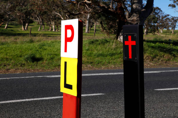 camino lateral de seguridad - l plate fotografías e imágenes de stock