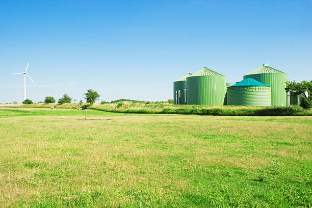 biogas fahren und windenergy - biomasse erneuerbarkeit fotos stock-fotos und bilder