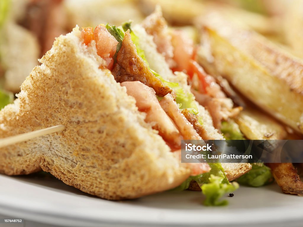 BLT Club House-Sandwich mit Pommes frites - Lizenzfrei Beilage Stock-Foto