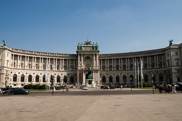 オーストリア、ウィーン、ヘルデンプラッツ、ホーフブルク宮殿 - colonnade column architecture austria ストックフォトと画像