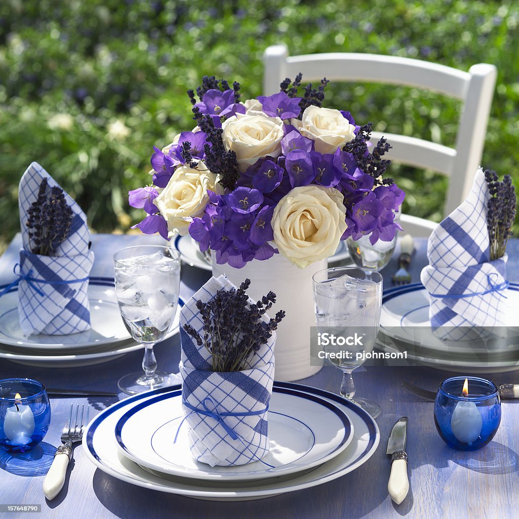 table dressée en plein air - Photo de Assiette libre de droits