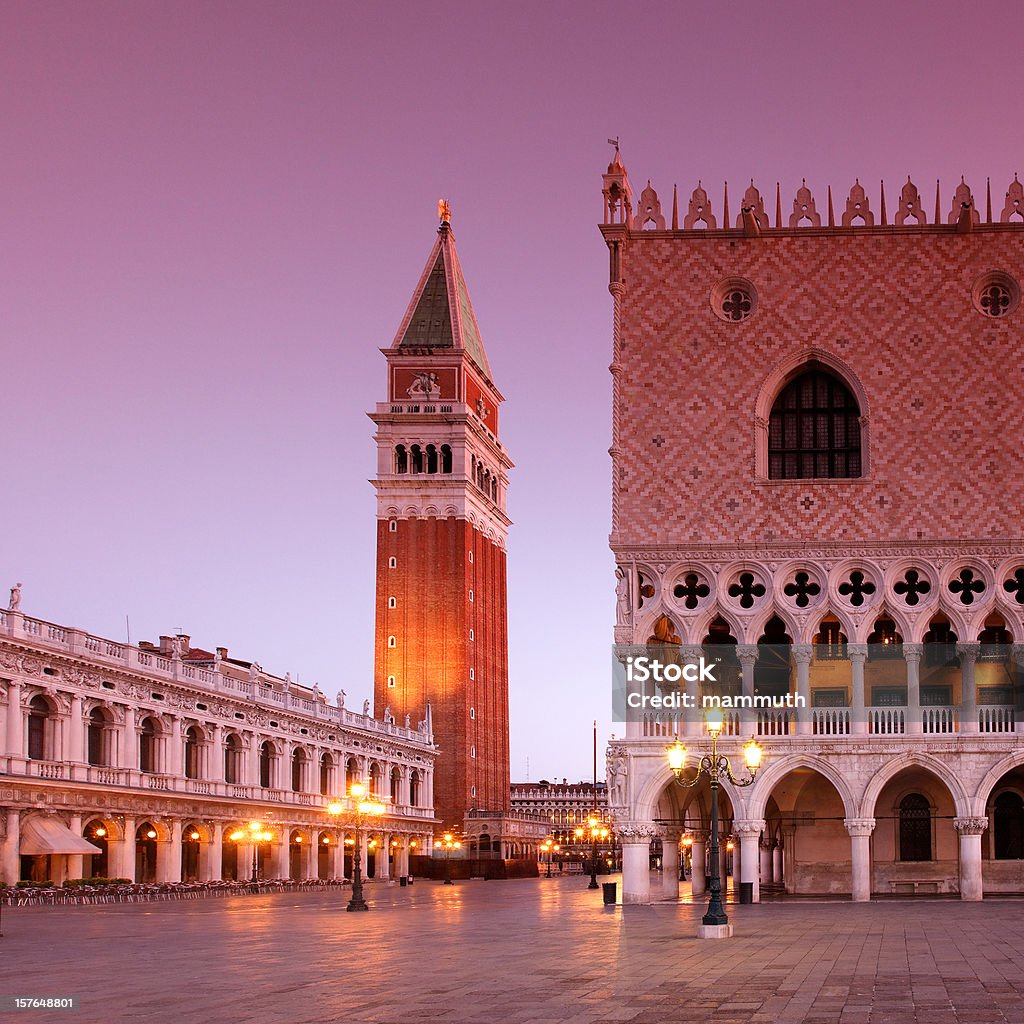 Piazza San Marco, ao amanhecer - Foto de stock de Igreja royalty-free