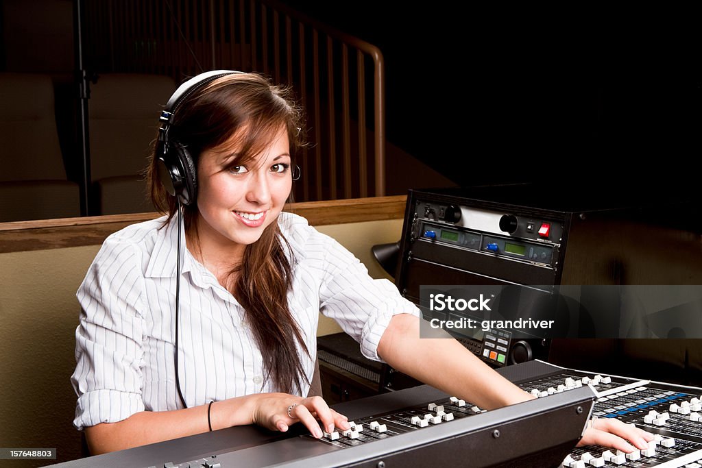 Jovem Índio americano mulher em um registo da consola - Royalty-free Estúdio de Rádio Foto de stock