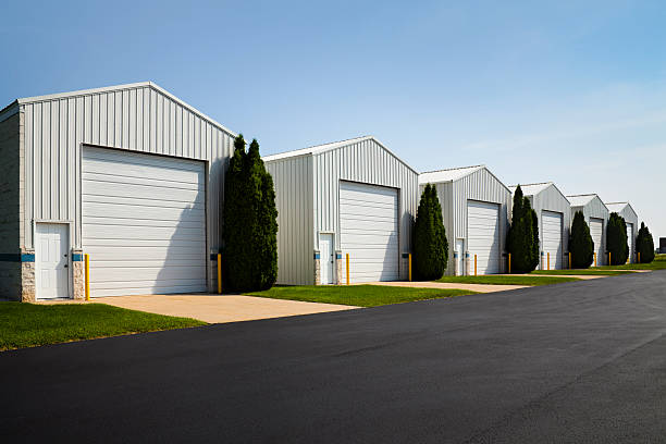 comercial grande unidade de armazenamento de instalações de estacionamento - storage compartment garage storage room warehouse - fotografias e filmes do acervo