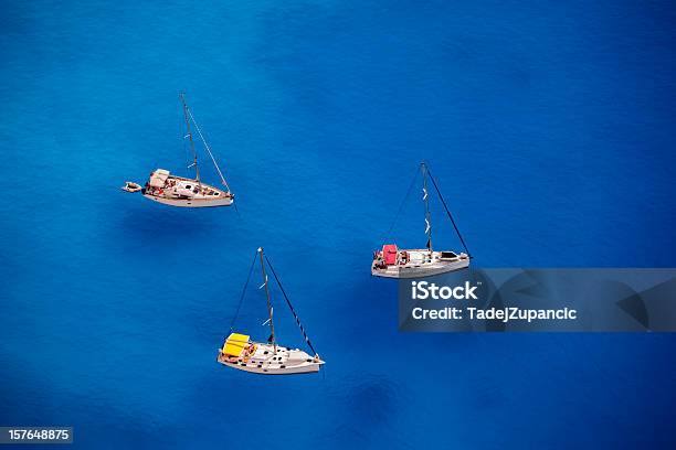 Ancorado Sailing Navios - Fotografias de stock e mais imagens de Ancorado - Ancorado, Azul, Espaço para Texto