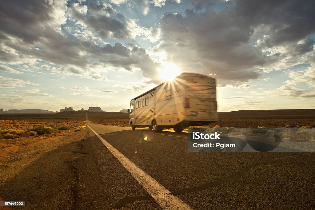 RV unità lungo l'autostrada - Foto stock royalty-free di Camper