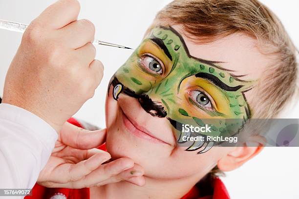 Jovem Rapaz Com Cara Pintada - Fotografias de stock e mais imagens de Criança - Criança, Tinta Facial, Infância