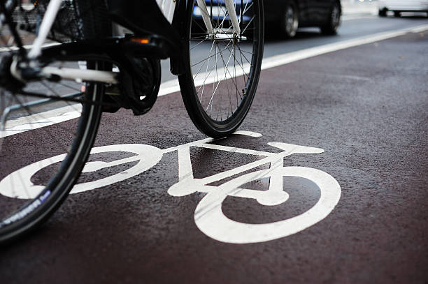 vélo lane et de circulation - bicycle sign symbol bicycle lane photos et images de collection