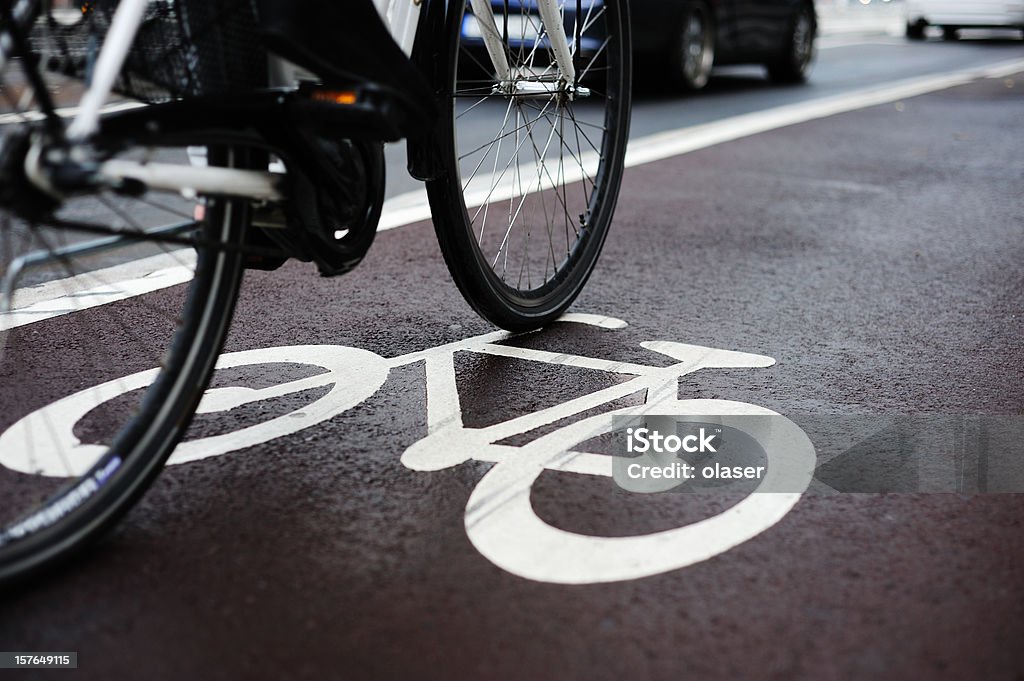 Bicicleta lane e tráfego - Foto de stock de Ciclovia royalty-free