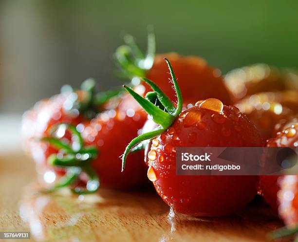 Pomodori Primo Piano - Fotografie stock e altre immagini di Rugiada - Rugiada, Verdura - Cibo, Pomodoro