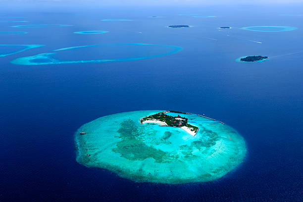 foto aérea de una isla de las maldivas - steiner fotografías e imágenes de stock
