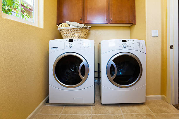 ホワイトのモダンな洗濯機と乾燥機をそろえ、ご自宅でのランドリールーム。 - 衣類乾燥機 ストックフォトと画像