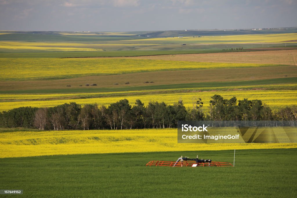 Gas Natural boca de pozo en las praderas canadienses - Foto de stock de Boca de pozo libre de derechos