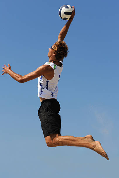 jugador de vóleibol sirve contra el cielo azul - volleyball volleying human hand men fotografías e imágenes de stock