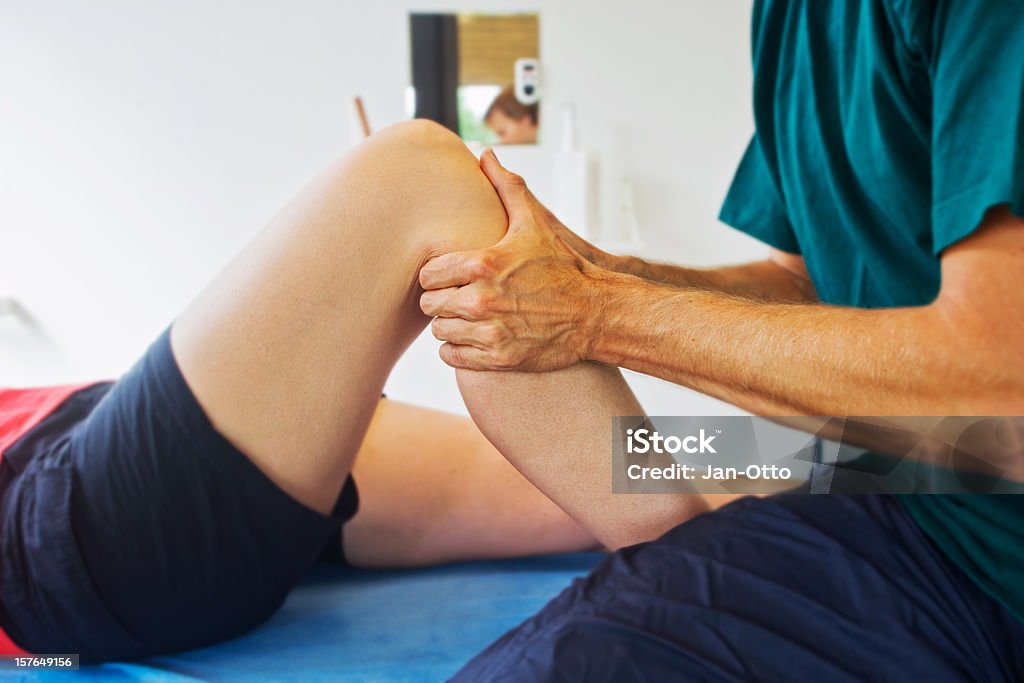 Überprüfung eine Knie - Lizenzfrei Physiotherapie Stock-Foto