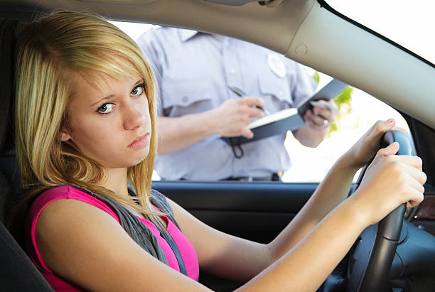 menina adolescente de receber uma mensagem - speeding ticket imagens e fotografias de stock