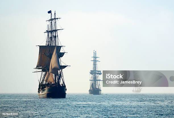 Alto Navios Na Última Névoa Da Manhã De Nevoeiro - Fotografias de stock e mais imagens de Pirata - Pirata, Passado, Tall Ship