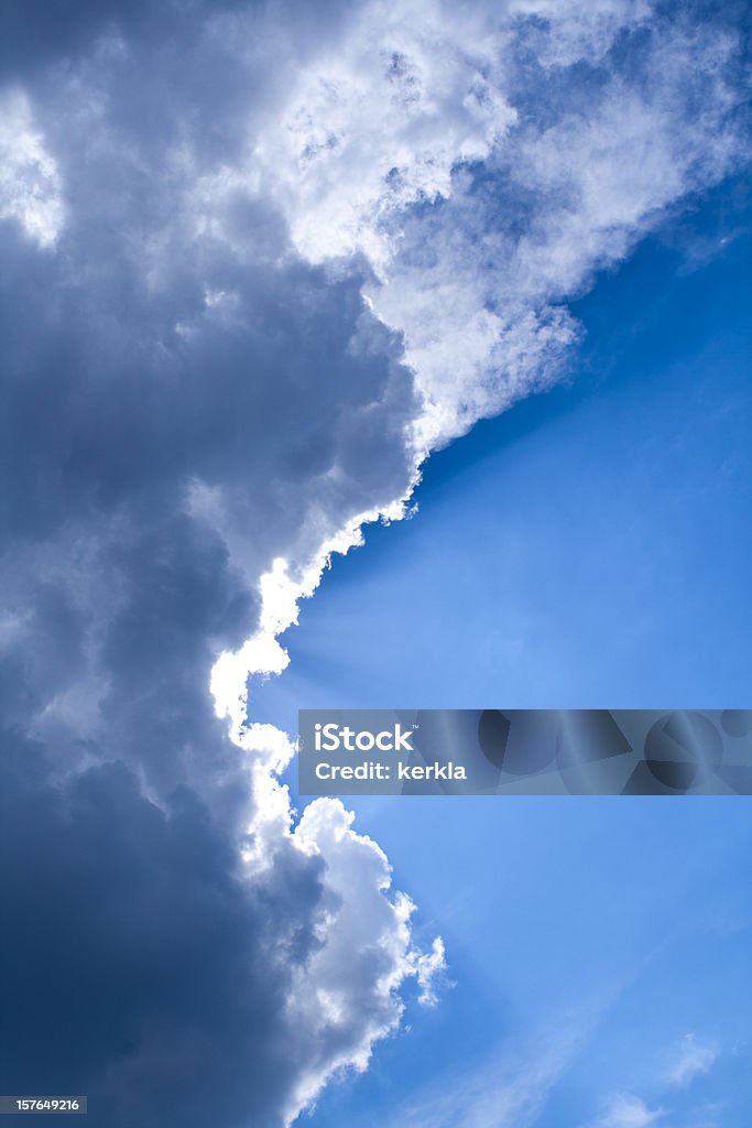 Słońce i chmury strumieni - Zbiór zdjęć royalty-free (Burza z piorunami)