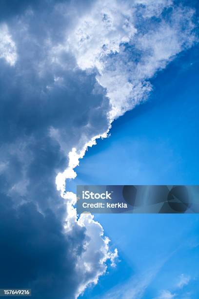 Fluxos De Sol E Nuvens - Fotografias de stock e mais imagens de Ao Ar Livre - Ao Ar Livre, Azul, Condições Meteorológicas