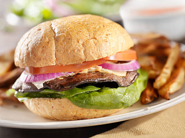 portobello burger mit spinat - cheese focus on foreground on top of portion stock-fotos und bilder
