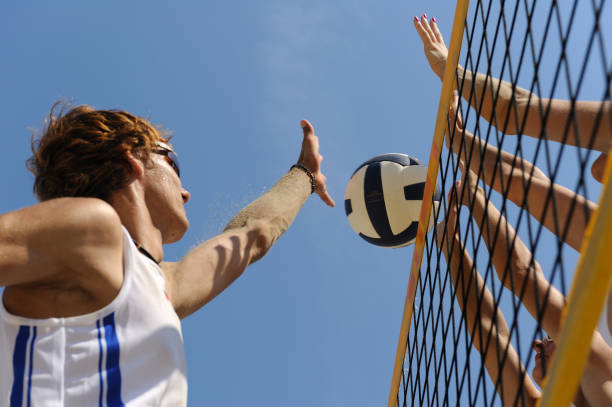 voleibol playero acción in mid-air - volleyball volleying human hand men fotografías e imágenes de stock