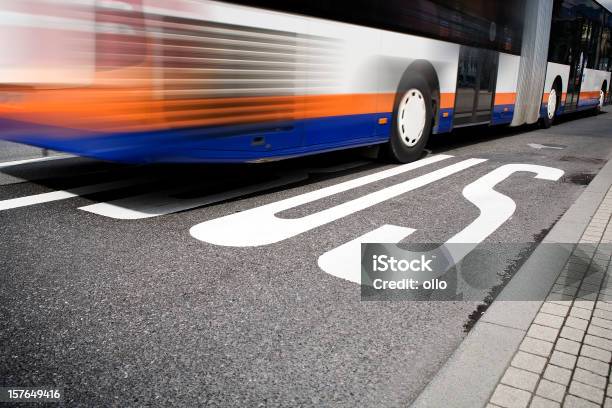 Autobus Dotarła Do Stacji - zdjęcia stockowe i więcej obrazów Pas dla autobusów - Pas dla autobusów, Asfalt, Autobus