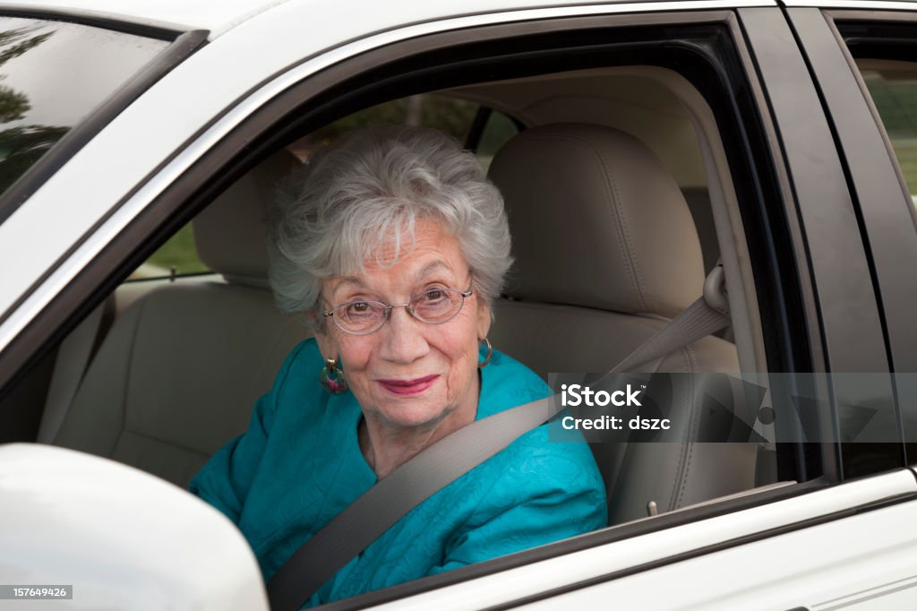 Sênior mulher dirigindo carro - Foto de stock de 65-69 anos royalty-free