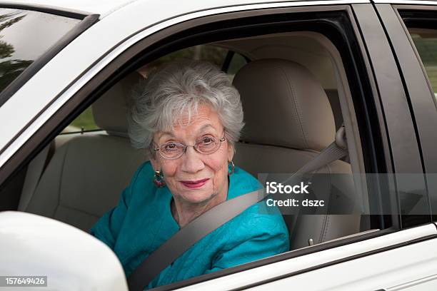 Foto de Sênior Mulher Dirigindo Carro e mais fotos de stock de 65-69 anos - 65-69 anos, Adulto, Cabelo Grisalho