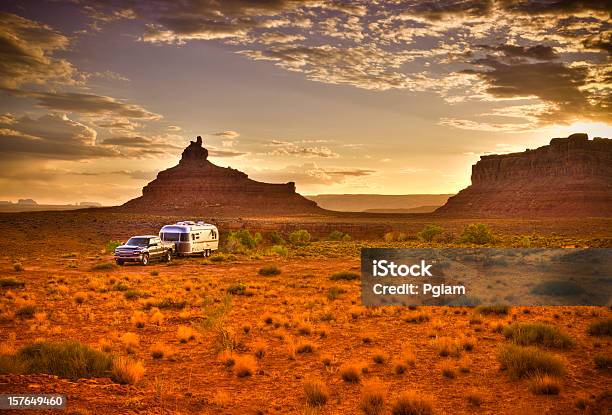 Foto de Trailer Casa Em Uma Área Selvagem e mais fotos de stock de Acampar - Acampar, Arizona, Trailer