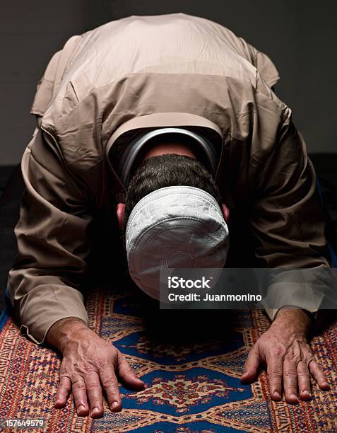 Ramadán Foto de stock y más banco de imágenes de Hombres - Hombres, Islam, Rezar