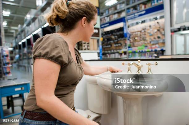 Photo libre de droit de Femme Shopping Pour Un Lavabo De La Salle De Bains banque d'images et plus d'images libres de droit de Quincaillerie - Quincaillerie, Lavabo et évier, Commerce