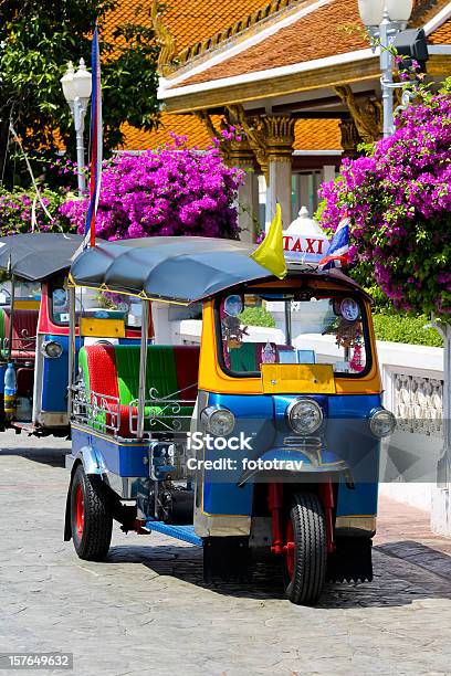 Tuktuk Tradicional De Taxi En Bangkok Tailandia Foto de stock y más banco de imágenes de Jinrikisha - Jinrikisha, Tailandia, Amarillo - Color