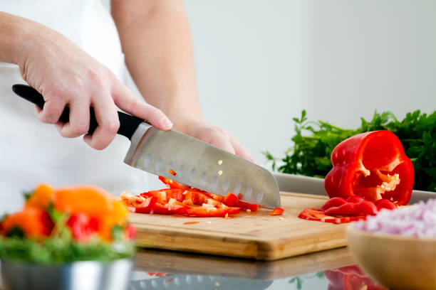 preparación de alimentos-corte un pimiento rojo - cutting board cutting mat photography horizontal fotografías e imágenes de stock