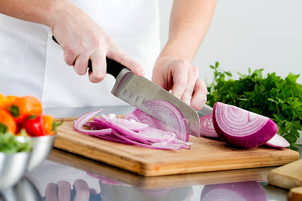 preparación de alimentos-corte de la cebolla - cutting board cutting mat photography horizontal fotografías e imágenes de stock