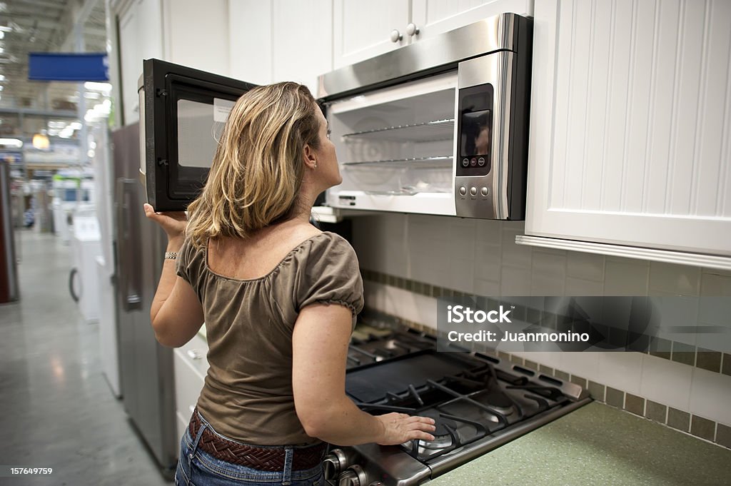 Compras para uma nova cozinha - Foto de stock de Micro-ondas royalty-free