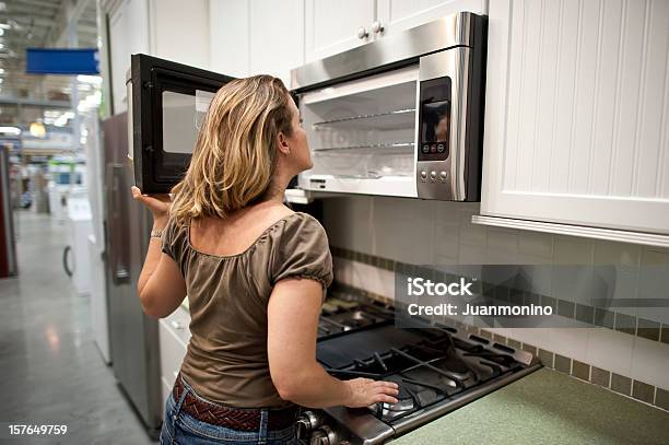 Foto de Compras Para Uma Nova Cozinha e mais fotos de stock de Micro-ondas - Micro-ondas, Comprar, Aberto