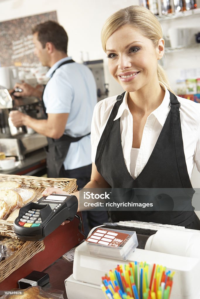 Personnel de Café servant du Café - Photo de Adulte libre de droits