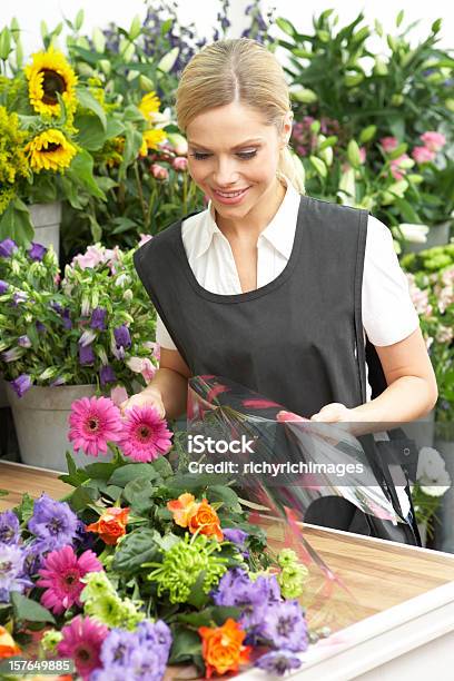Foto de Mulheres Fazendo Buquê De Florista Em Loja e mais fotos de stock de 30 Anos - 30 Anos, Adulto, Adulto de idade mediana