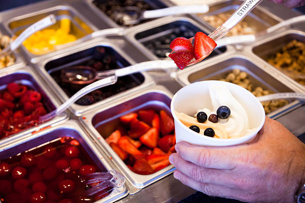 yogur helado grandes - yogur helado fotografías e imágenes de stock